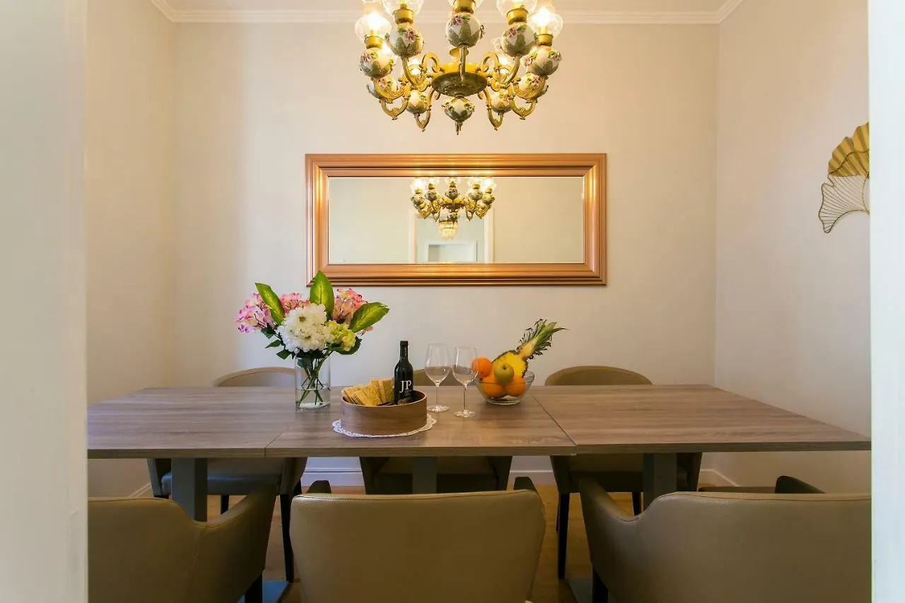 Апартаменты Art Deco 4 Bedrooms Flat In The City Center Лиссабон
